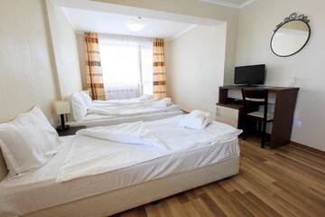Фото номера Трехместный номер с видом на горы Отель Hotel Nikol г. Долна-Баня 4