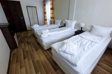 Фото номера Трехместный номер с видом на горы Отель Hotel Nikol г. Долна-Баня 3