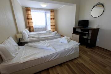 Фото номера Трехместный номер с видом на горы Отель Hotel Nikol г. Долна-Баня 2